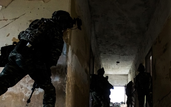 Navy Seals train with Greek SOF