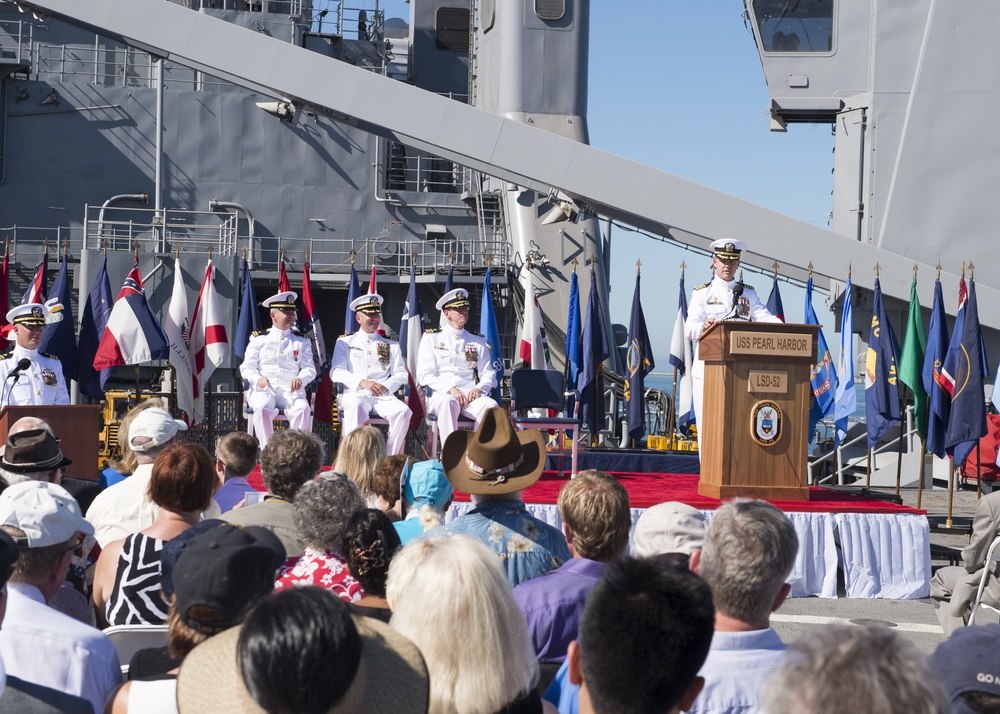 USS Pearl Harbor (LSD 52) Holds Change of Command Ceremony