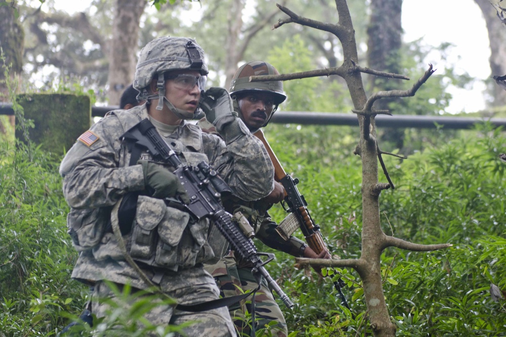 Soldiers from 5-20th Inf. Reg. conduct IED training with Indian counterparts