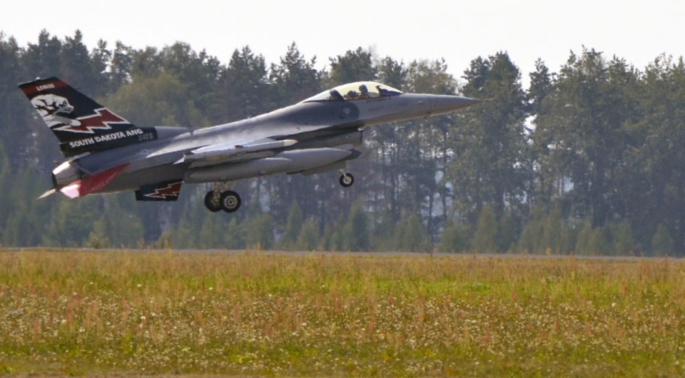 F-16s arrive at Lask