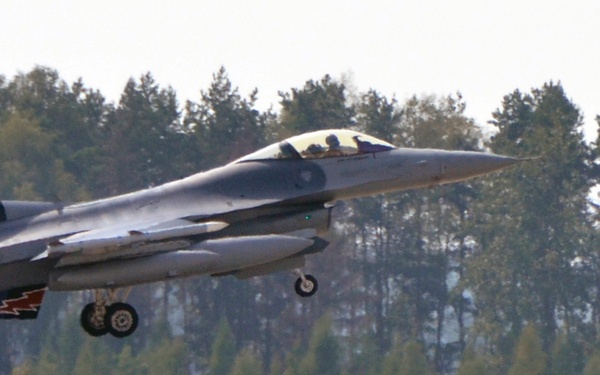 F-16s arrive at Lask
