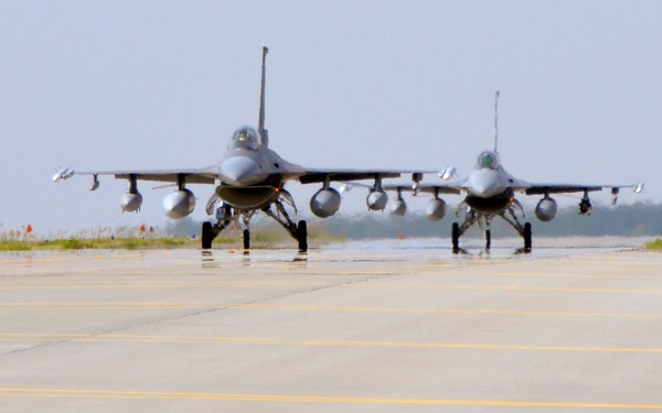 F-16s arrive at Lask