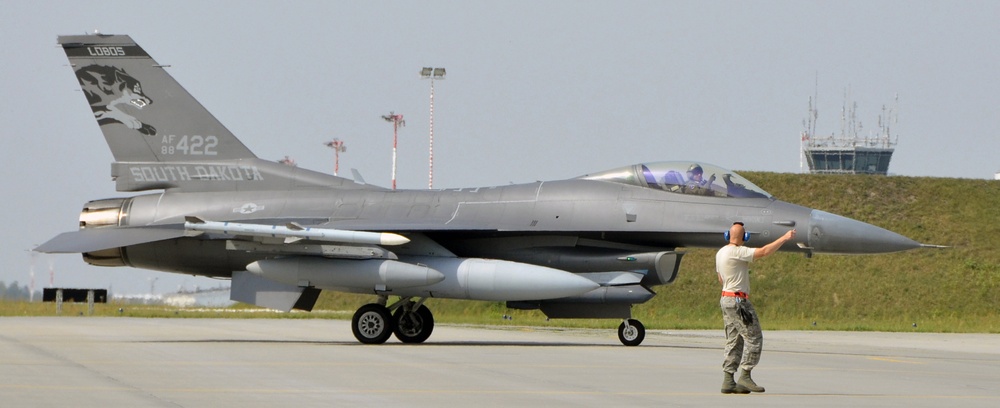 F-16s arrive at Lask