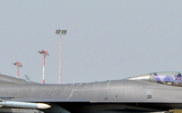 F-16s arrive at Lask