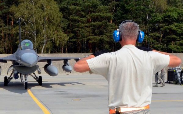 F-16s arrive at Lask