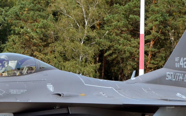 F-16s arrive at Lask