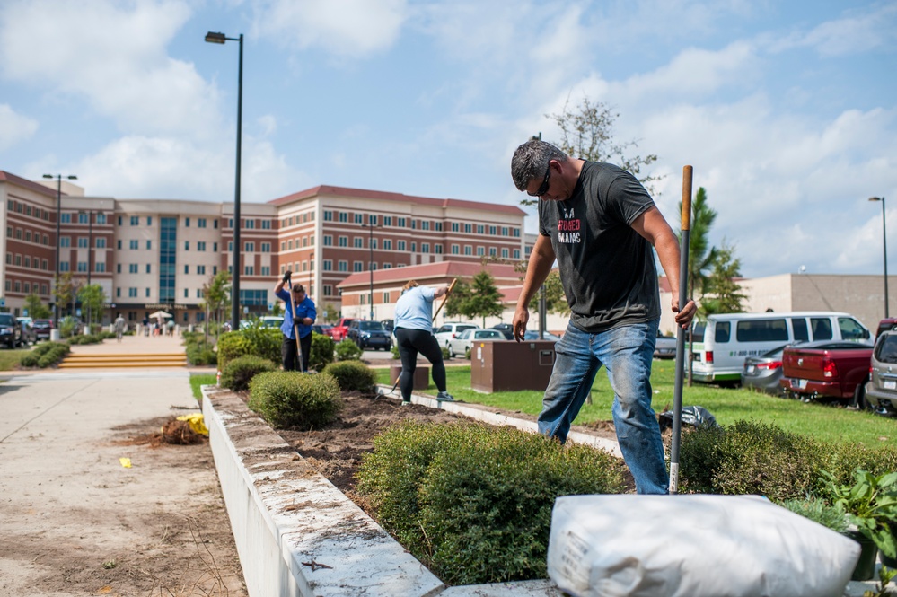 USARC adds beauty to headquarters during National Public Lands Day