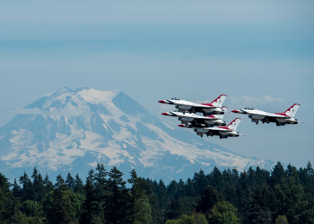 The Thunderbirds Perform at Joint Base Lewis-McChord