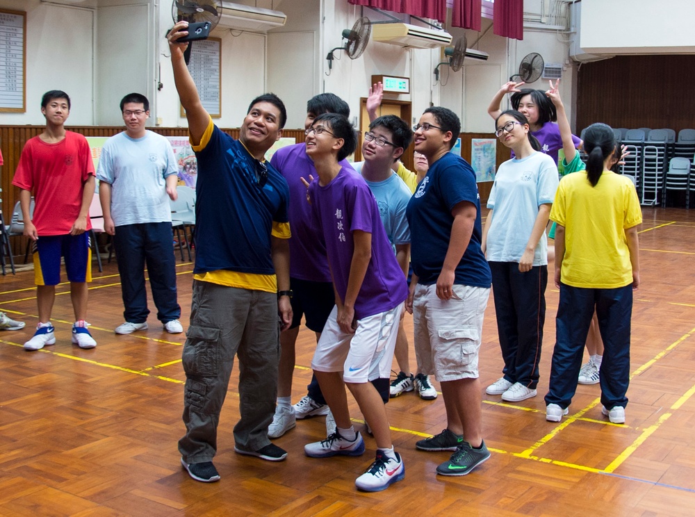 USS Bonhomme Richard (LHD 6) Sailors participate in community engagement with Chinese students