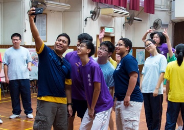 USS Bonhomme Richard (LHD 6) Sailors participate in community engagement with Chinese students