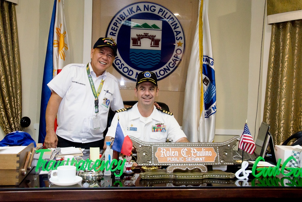 Mayor of Olongapo City Visits USS Frank Cable