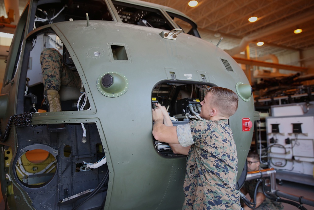 Scattered Pieces of a Super Stallion, Students learn how to repair CH-53E