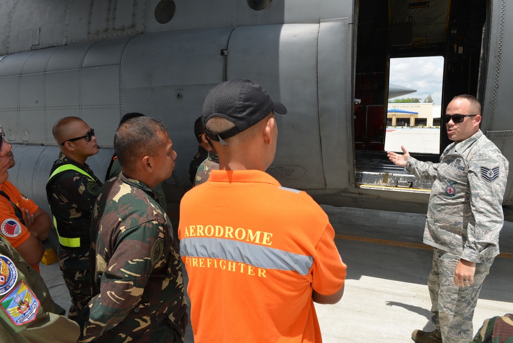 Fire Professionals from US, Philippines Gather to Build Understanding