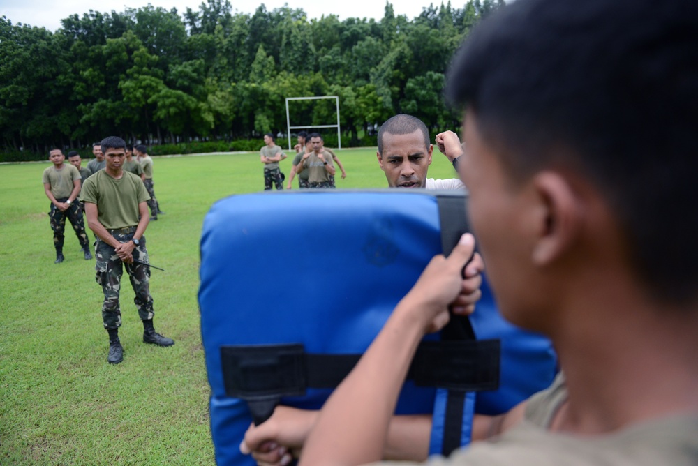 U.S. Air Force Defenders exchange tactics with Philippine Air Force members