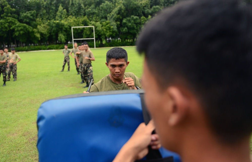 U.S. Air Force Defenders exchange tactics with Philippine Air Force members