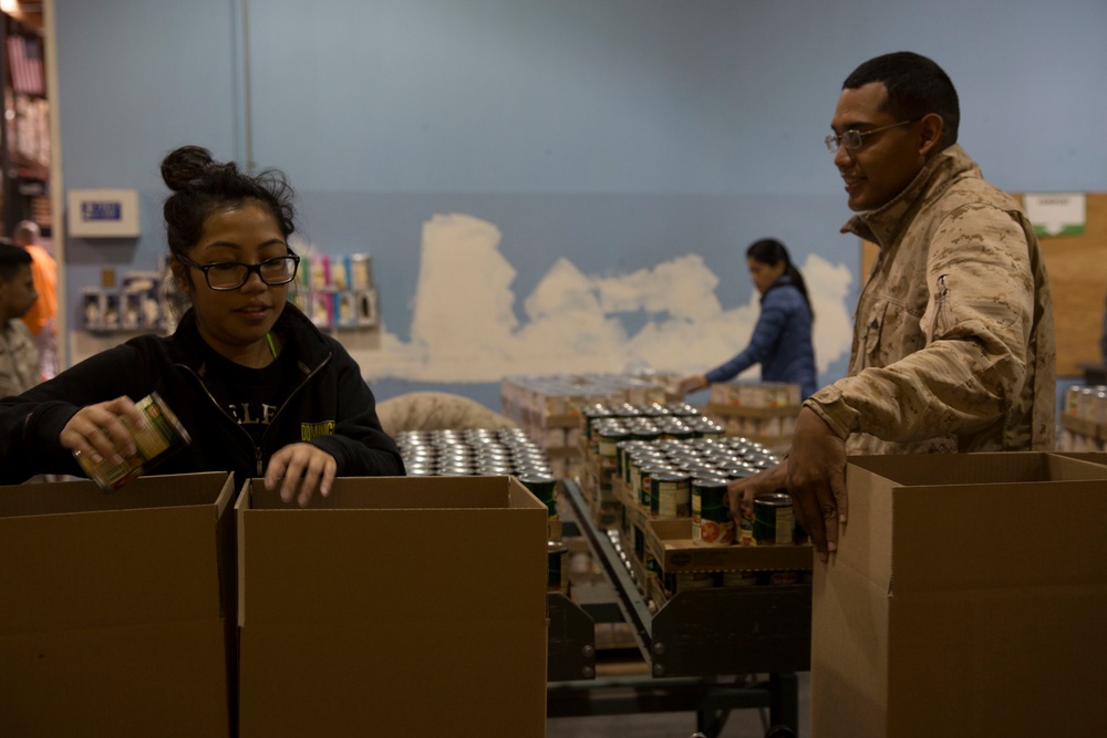 Marines volunteer at food bank