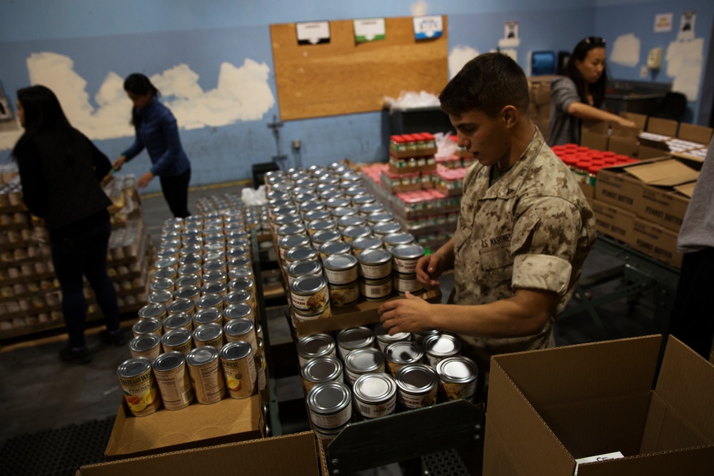 Marines volunteer at food bank