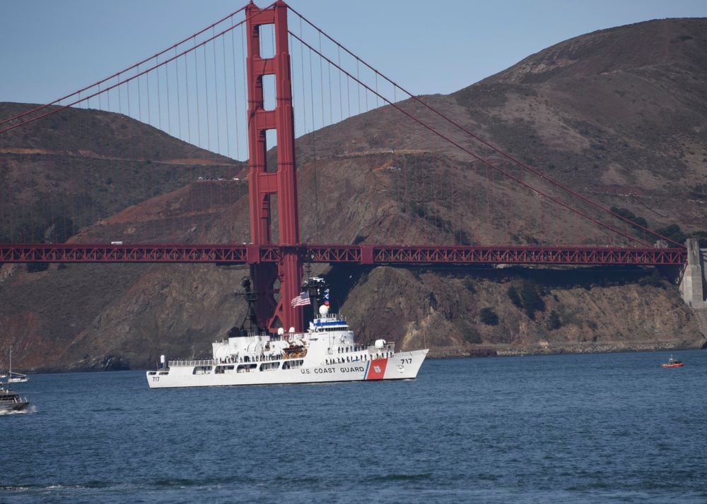 Parade of Ships at San Francisco Fleet Week