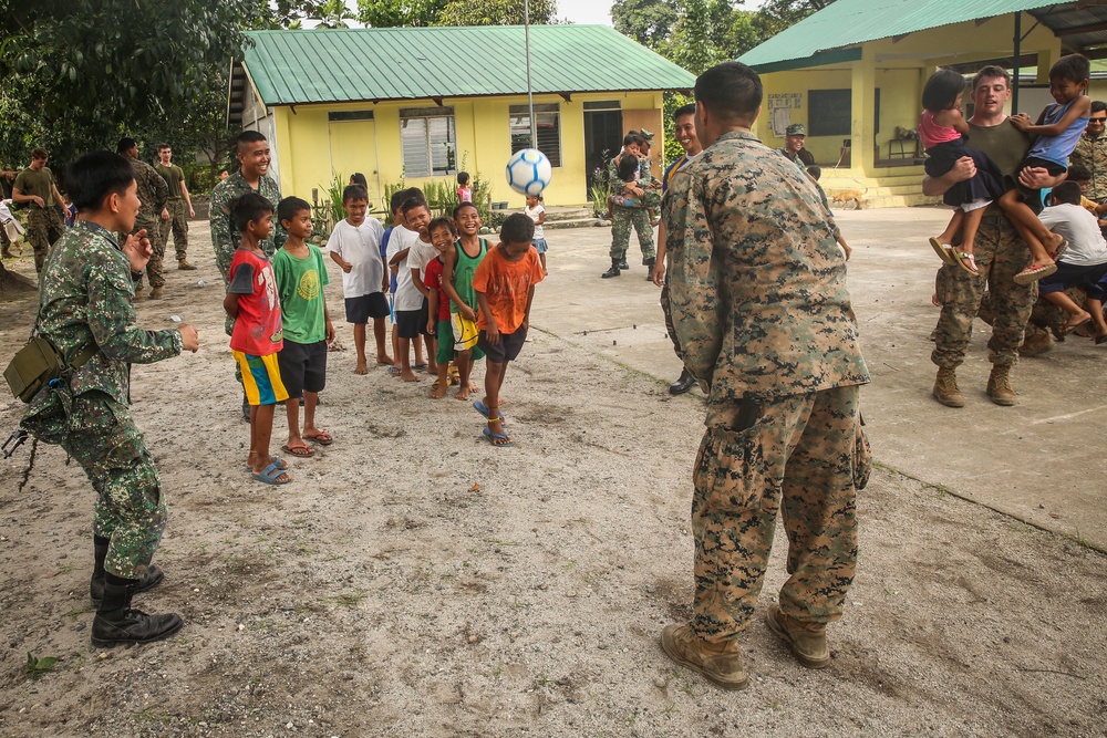 31st MEU Marines, AFP visit school, build ties