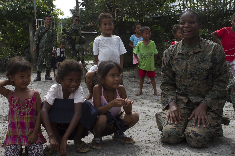 31st MEU Marines, AFP visit school, build ties