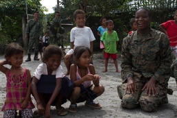 31st MEU Marines, AFP visit school, build ties