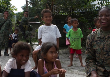 31st MEU Marines, AFP visit Crow Valley school, build ties