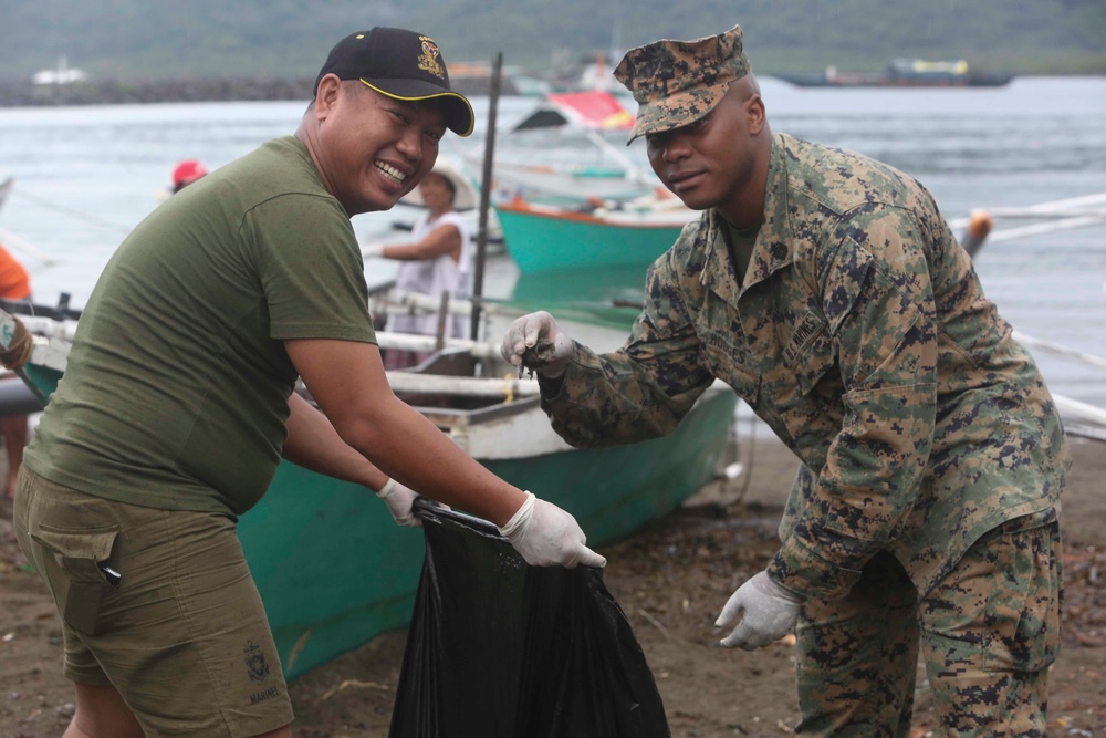 U.S., Philippine Service Members Perform Community Service