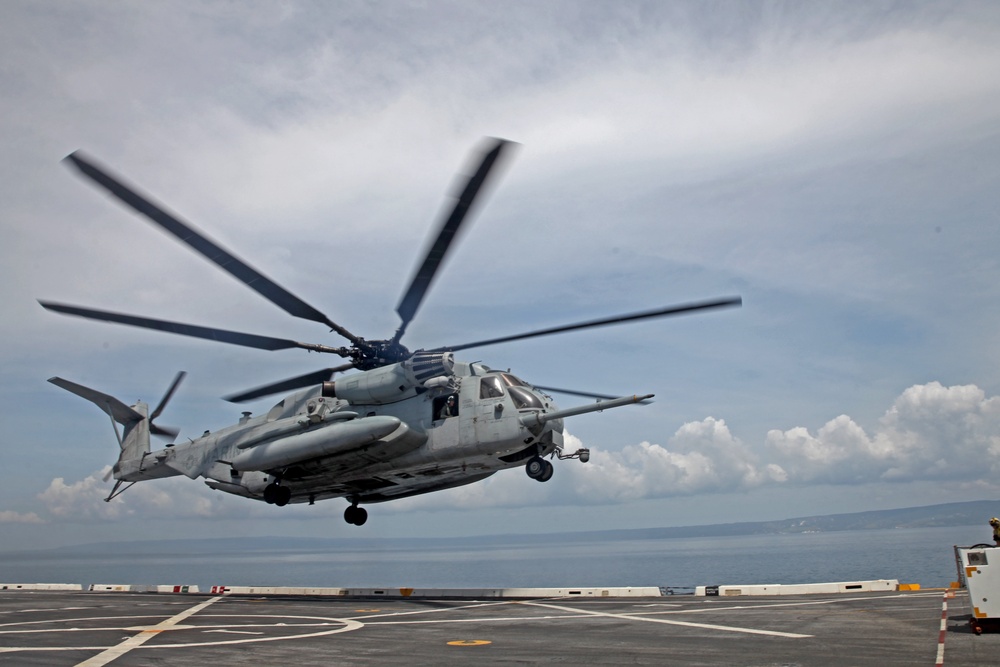 CH-53 Super Stallions take to the skies over Haiti