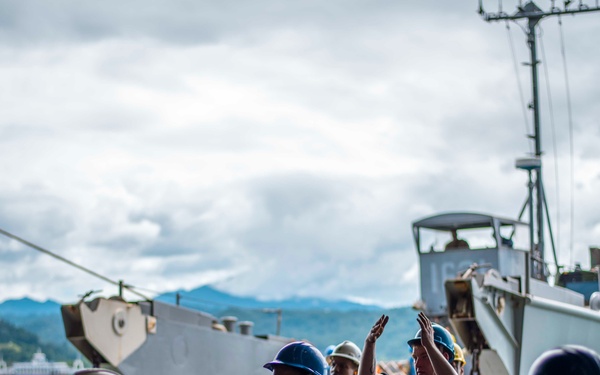 LCU 1631 conducts a stern gate marriage with USS Green Bay (LPD 20) during PHIBLEX 33