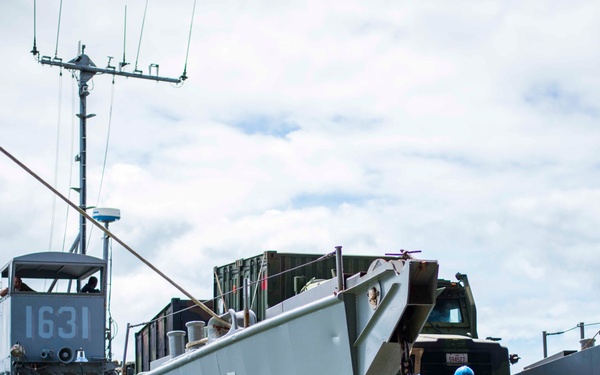 LCU 1631 conducts a stern gate marriage with USS Green Bay (LPD 20) during PHIBLEX 33