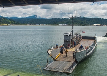Green Bay, NBU 7 offload 31st MEU in Subic Bay