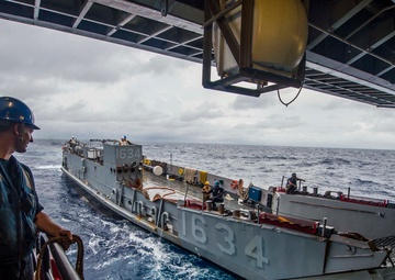 Green Bay conducts LCU ops during PHIBLEX 33