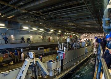 Green Bay conducts LCU ops during PHIBLEX 33