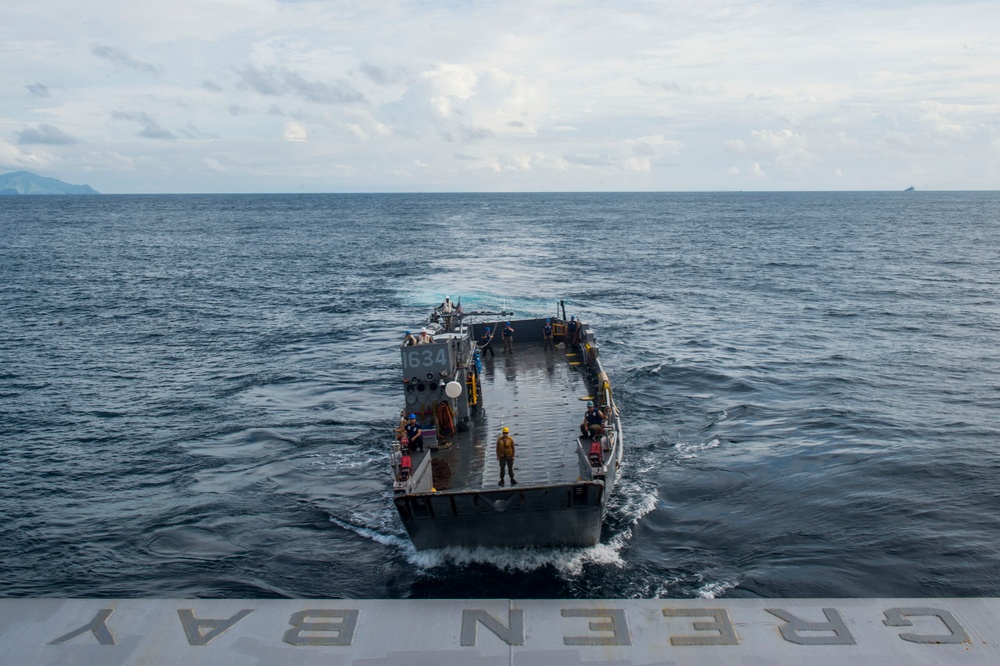 Green Bay conducts LCU ops during PHIBLEX 33