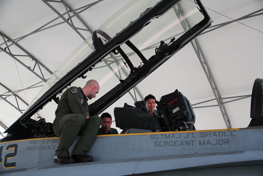 Japanese pilots visit MCAS Iwakuni