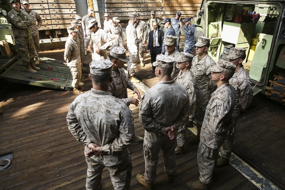 U.S. Ambassador and 5th MEB Commander Visit the USS Whidbey Island