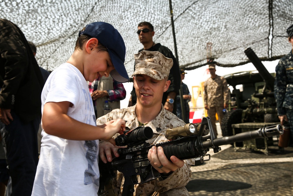 U.S. Ambassador and 5th MEB Commander Visit the USS Whidbey Island