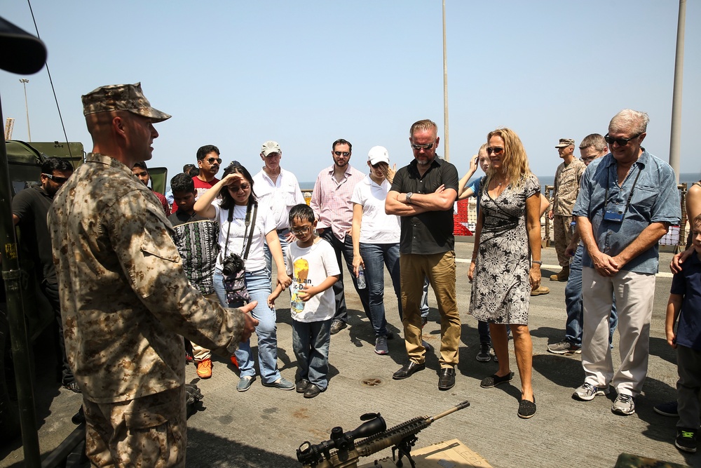 U.S. Ambassador and 5th MEB Commander Visit the USS Whidbey Island