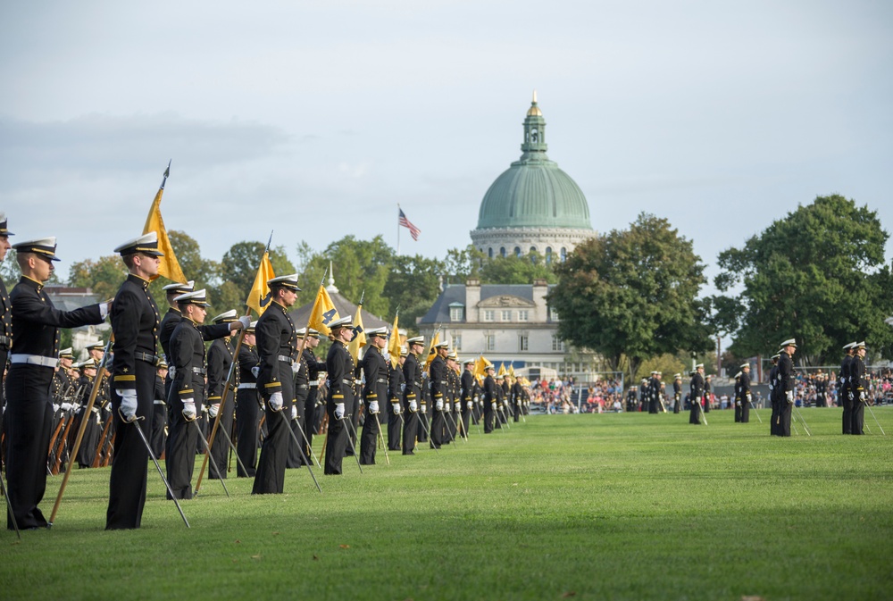 DVIDS Images CMC Attends USNA Parade [Image 8 of 17]