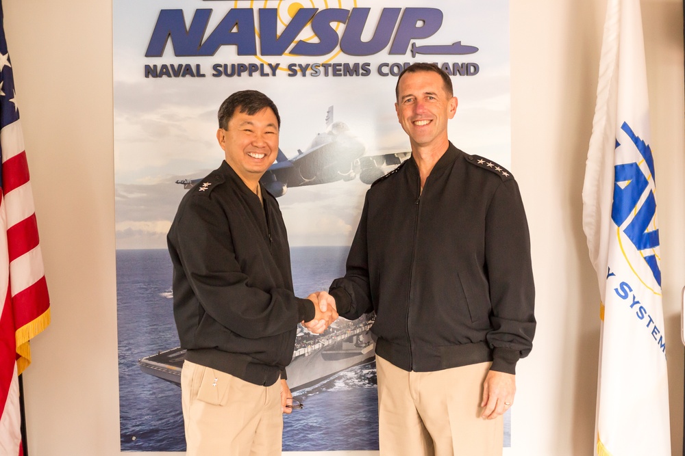 NAVSUP Commander Greets CNO at NAVSUP