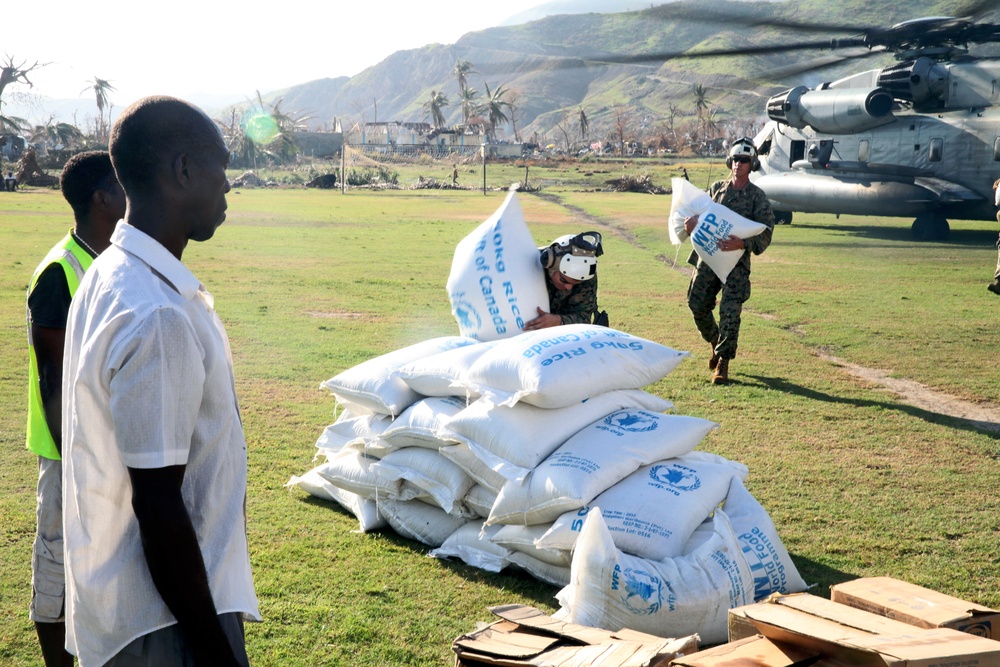 24th MEU Marines deliver aid to Haiti with heavy lift capabilities