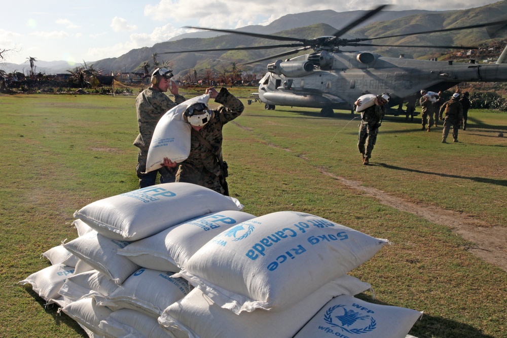 24th MEU Marines offload rice in Haiti with heavy lifters