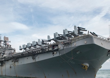 Bonhomme Richard visits Navy Region Singapore