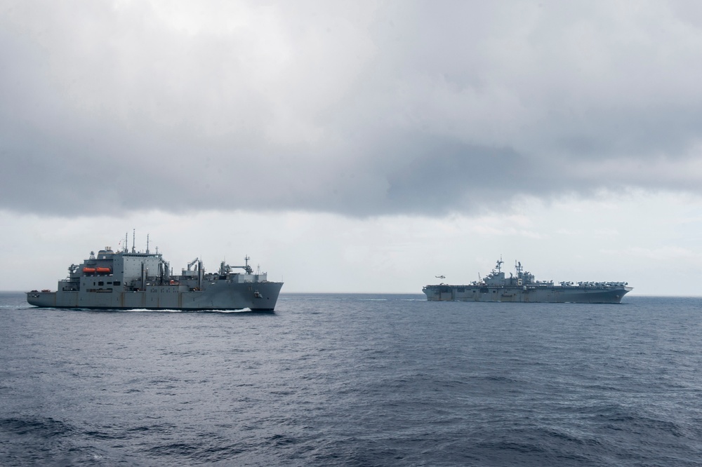 Green Bay conducts Vertical Replenishment with USNS Washington Chambers