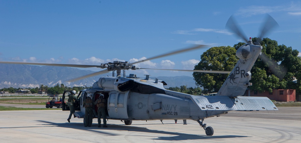 USS Iwo Jima provides assistance to JTF Matthew relief effort