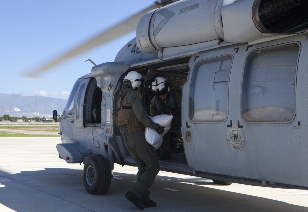 USS Iwo Jima Provides Assistance To JTF Matthew Relief Effort