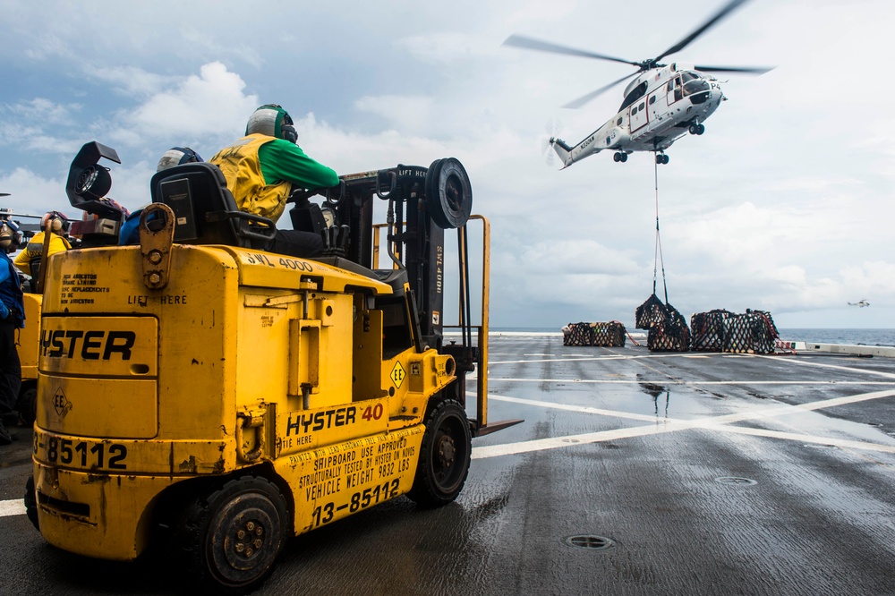 Green Bay conducts Vertical Replenishment with USNS Washington Chambers