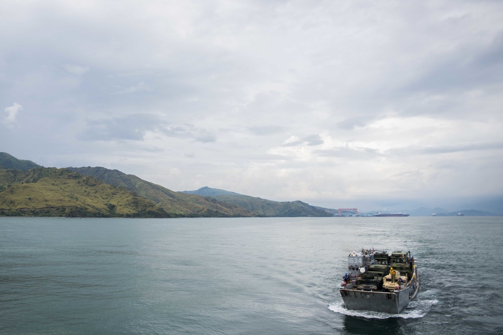 LCU 1634 conducts amphibious operations with USS Green Bay (LPD 20)