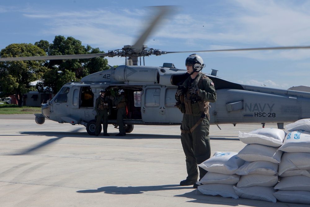 USS Iwo Jima provides assistance to JTF Matthew relief effort