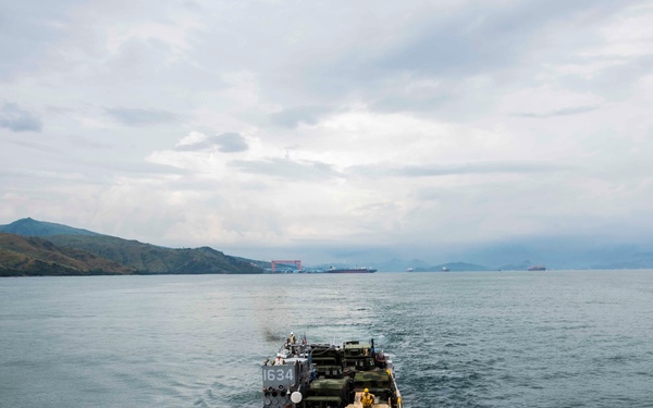 LCU 1634 conducts amphibious operations with USS Green Bay (LPD 20)